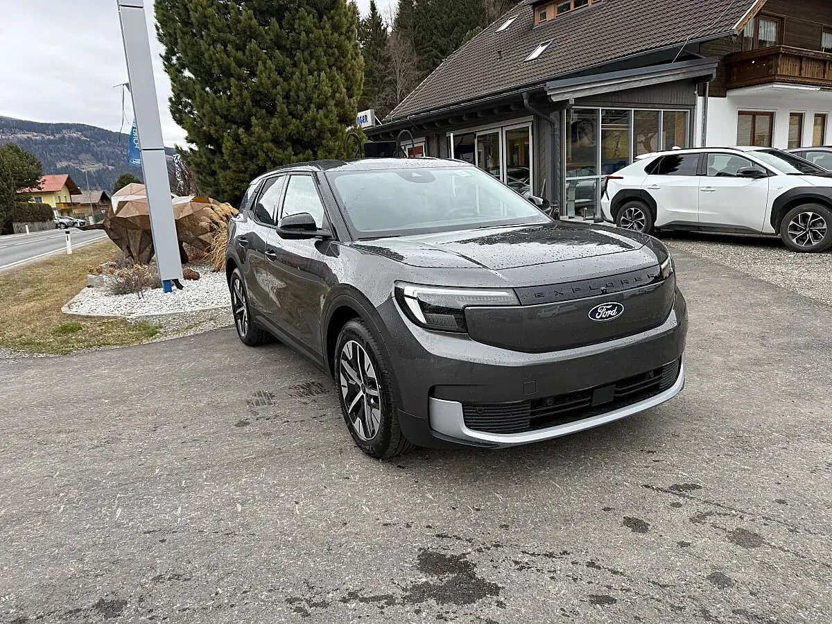 Ford Explorer photo 2