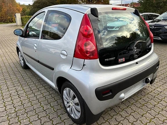 Peugeot 107 2010 photo 4