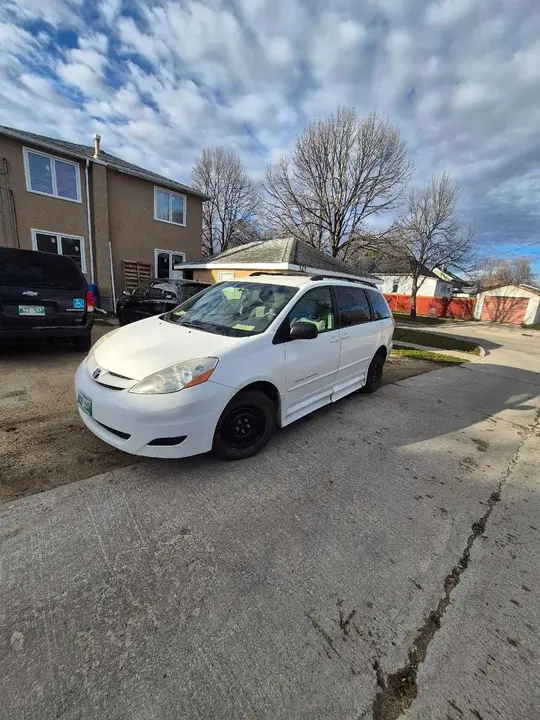 Toyota Sienna 2009 photo 3