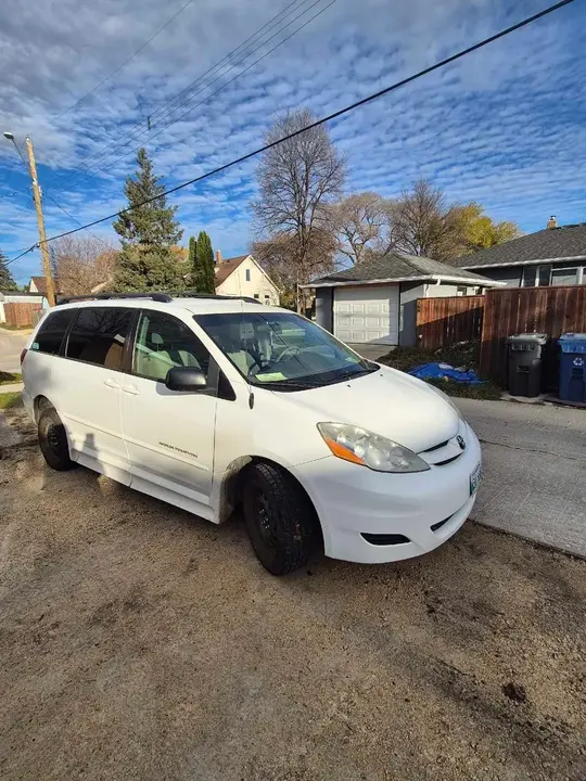 Toyota Sienna 2009 photo 2