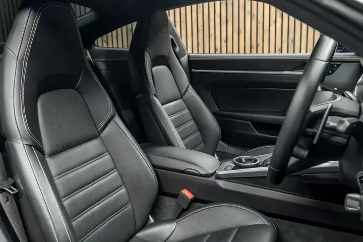 Porsche 911 2021 photo 2