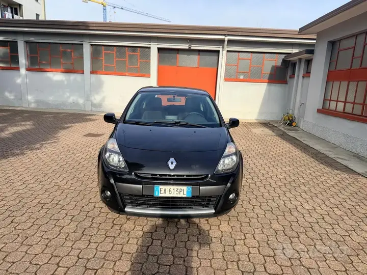 Renault Clio 2010 photo 2