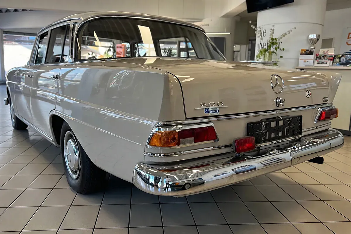 Mercedes-Benz 200 1967 photo 3