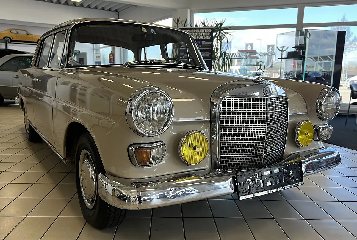 Mercedes-Benz 200 1967 photo 2