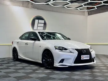 Lexus Is 300H 2015 photo 2