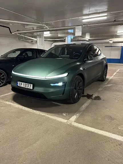 Tesla Model Y 2025 photo 2