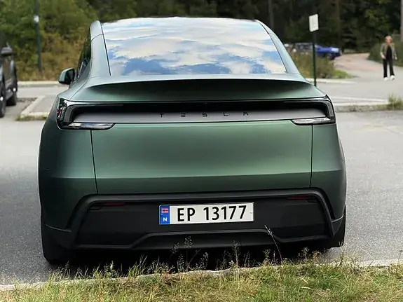 Tesla Model Y 2025 photo 5