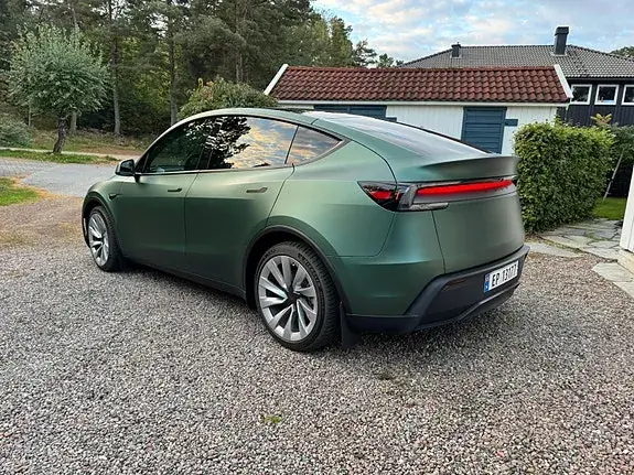 Tesla Model Y 2025 photo 4