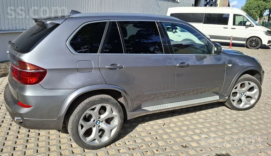 BMW X5 2010 photo 2