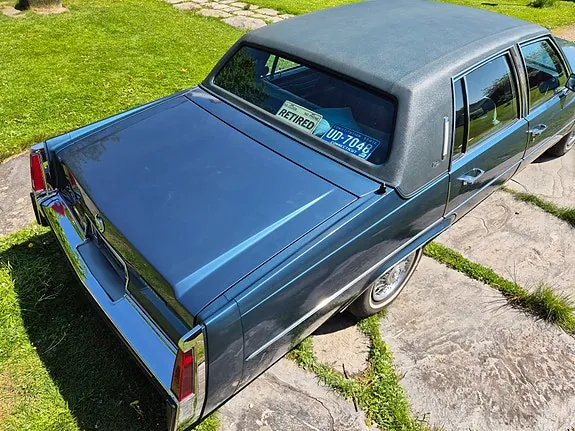 Cadillac Fleetwood Brougham 1977 photo 4