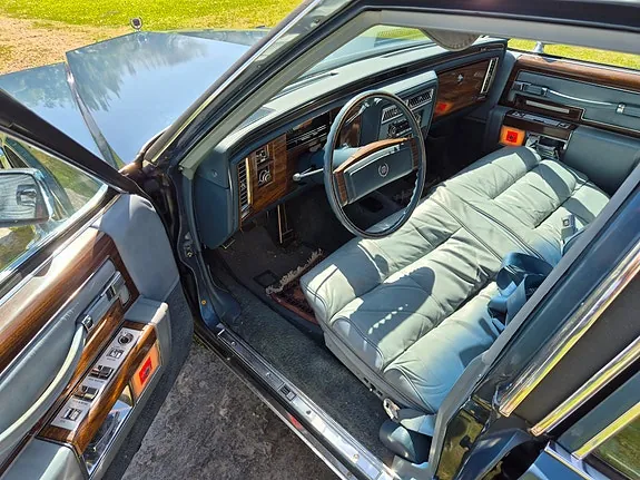 Cadillac Fleetwood Brougham 1977 photo 2