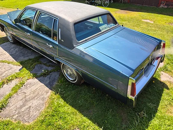 Cadillac Fleetwood Brougham 1977 photo 3