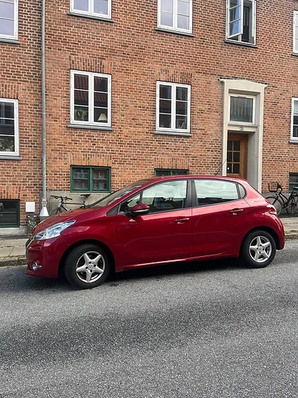 Peugeot 208 2014 photo 2