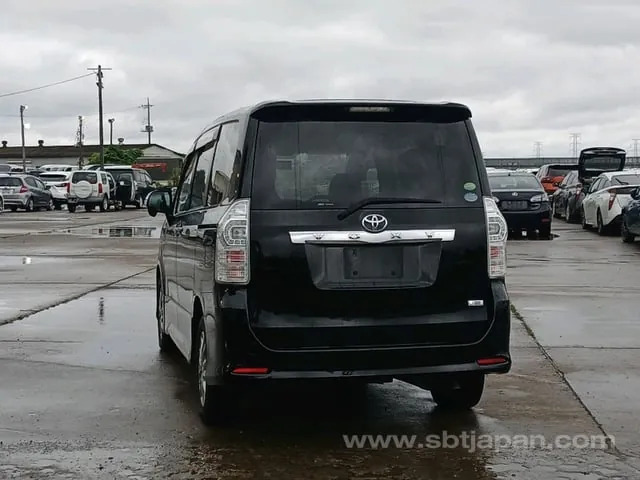 Toyota Voxy 2013 photo 5