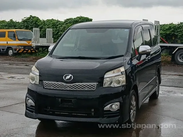 Toyota Voxy 2013 photo 3