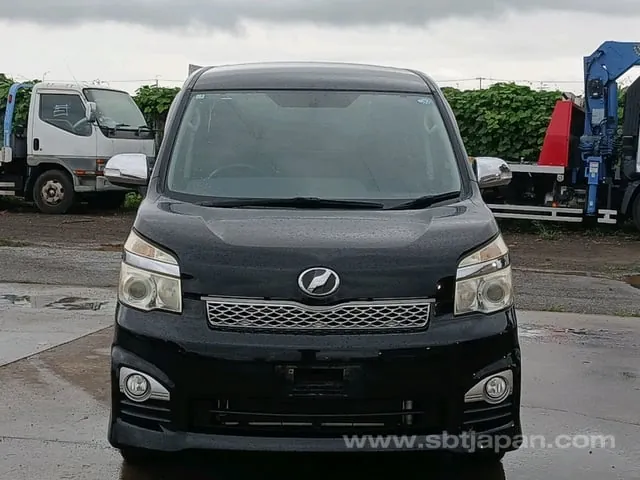 Toyota Voxy 2013 photo 2