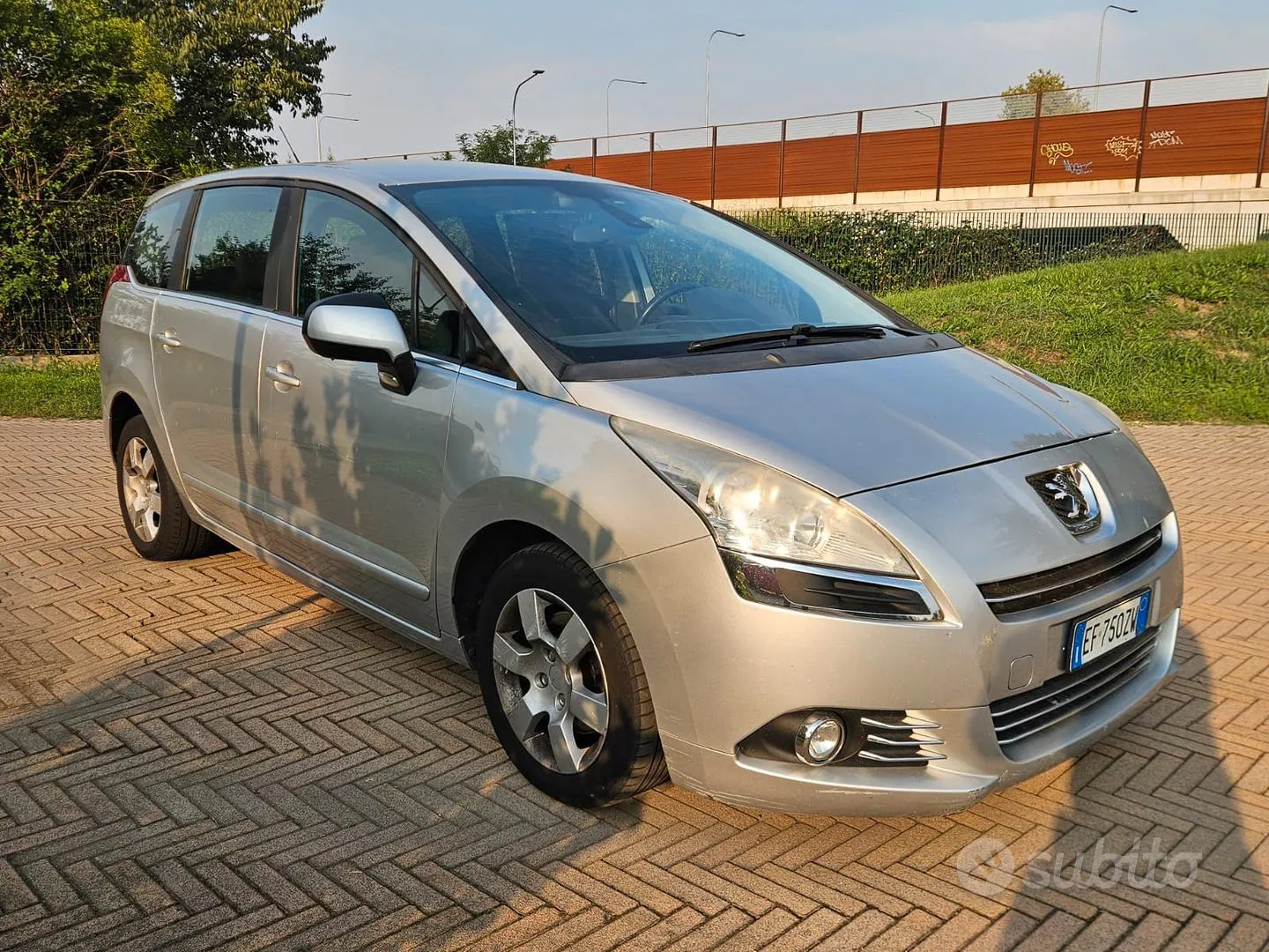 Peugeot 5008 2011 photo 2