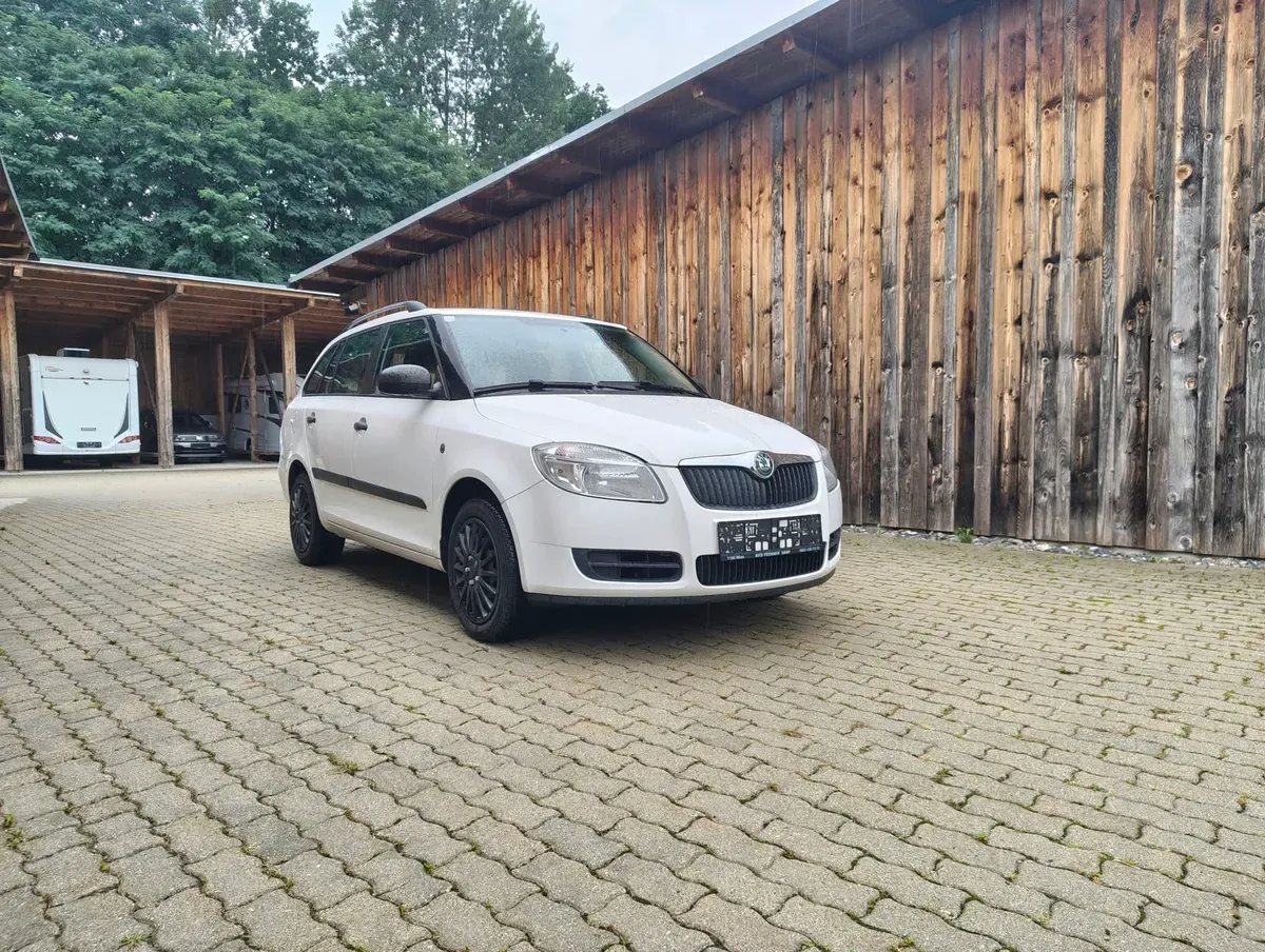 Skoda Fabia 2009 photo 3