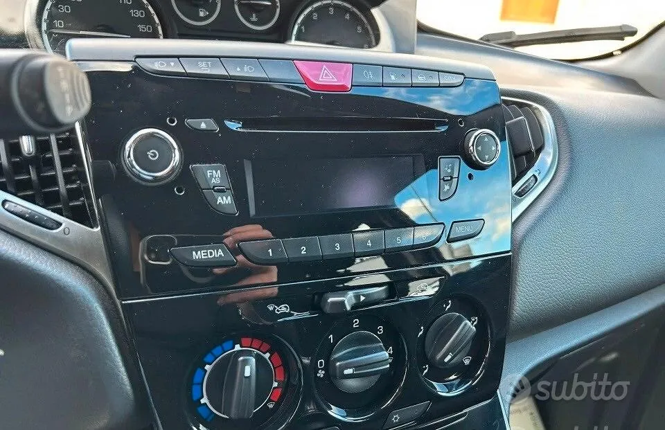 Lancia Ypsilon 2013 photo 2