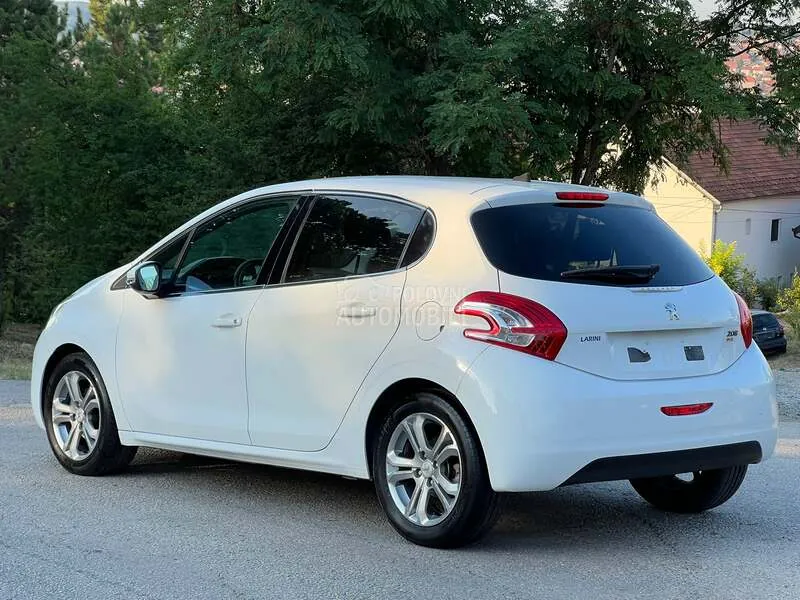 Peugeot 208 2012 photo 5