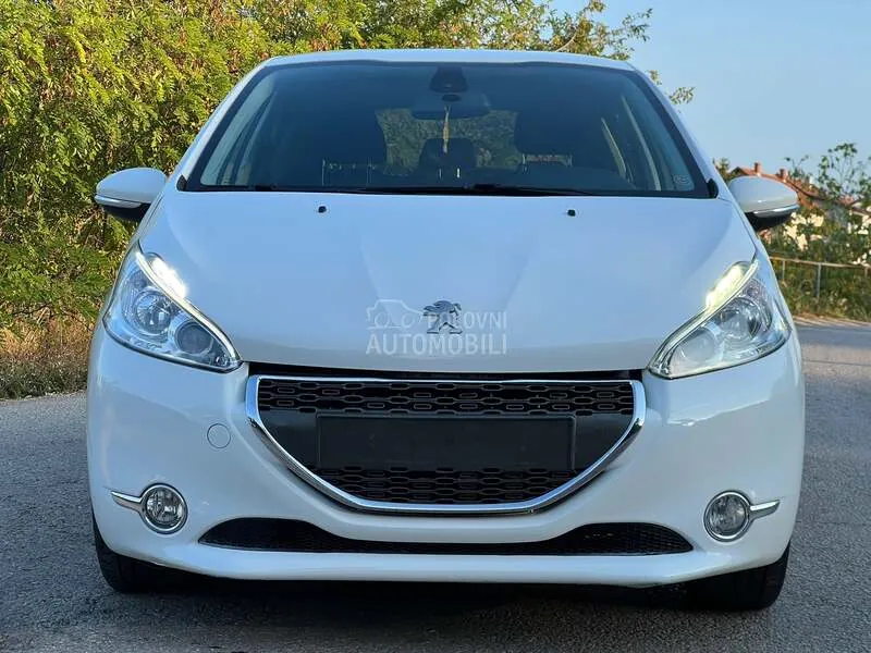 Peugeot 208 2012 photo 2