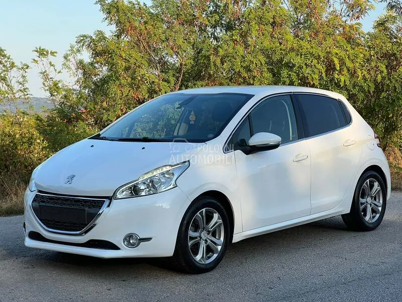 Peugeot 208 2012 photo 4