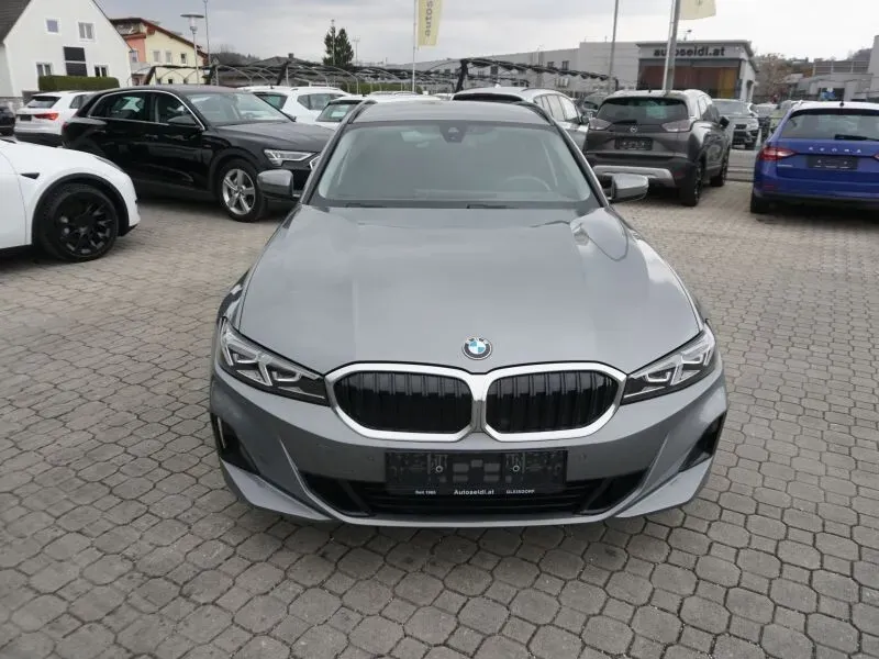 BMW 3 Series 2022 photo 2