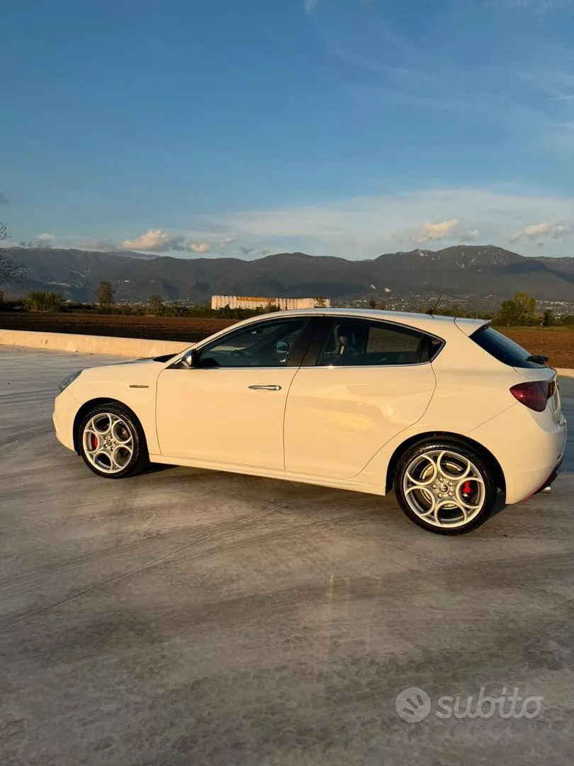 Alfa Romeo Giulietta 2011 photo 4