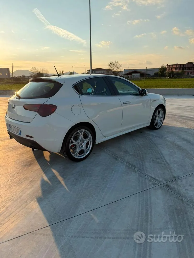 Alfa Romeo Giulietta 2011 photo 2