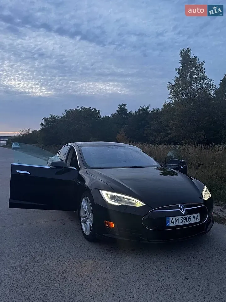 Tesla Model S 2015 photo 2