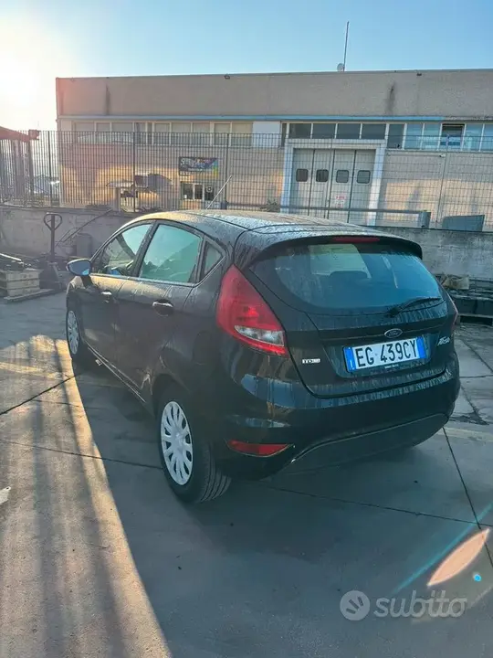 Ford Fiesta 2011 photo 2