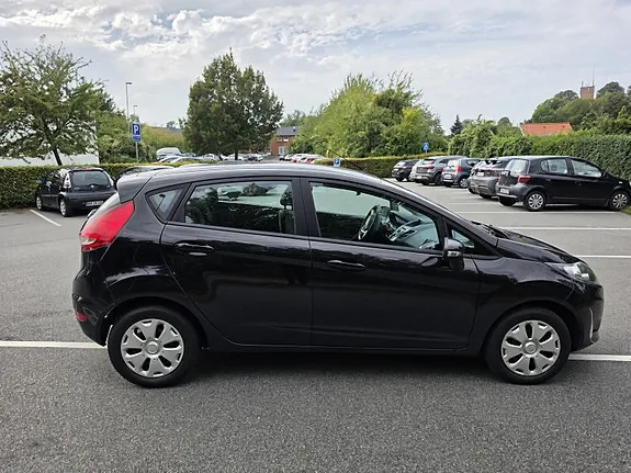 Ford Fiesta 2010 photo 2