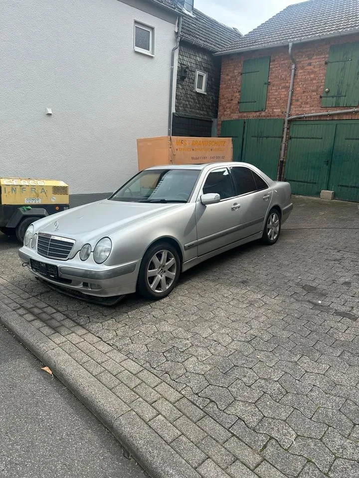Mercedes-Benz W210