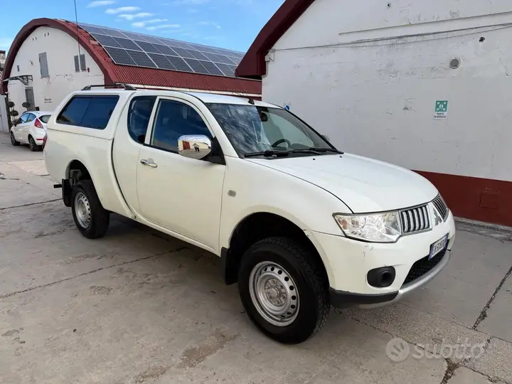 Mitsubishi L200 2012 photo 3