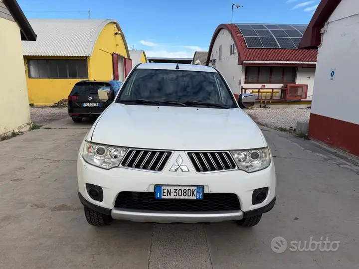 Mitsubishi L200 2012 photo 2