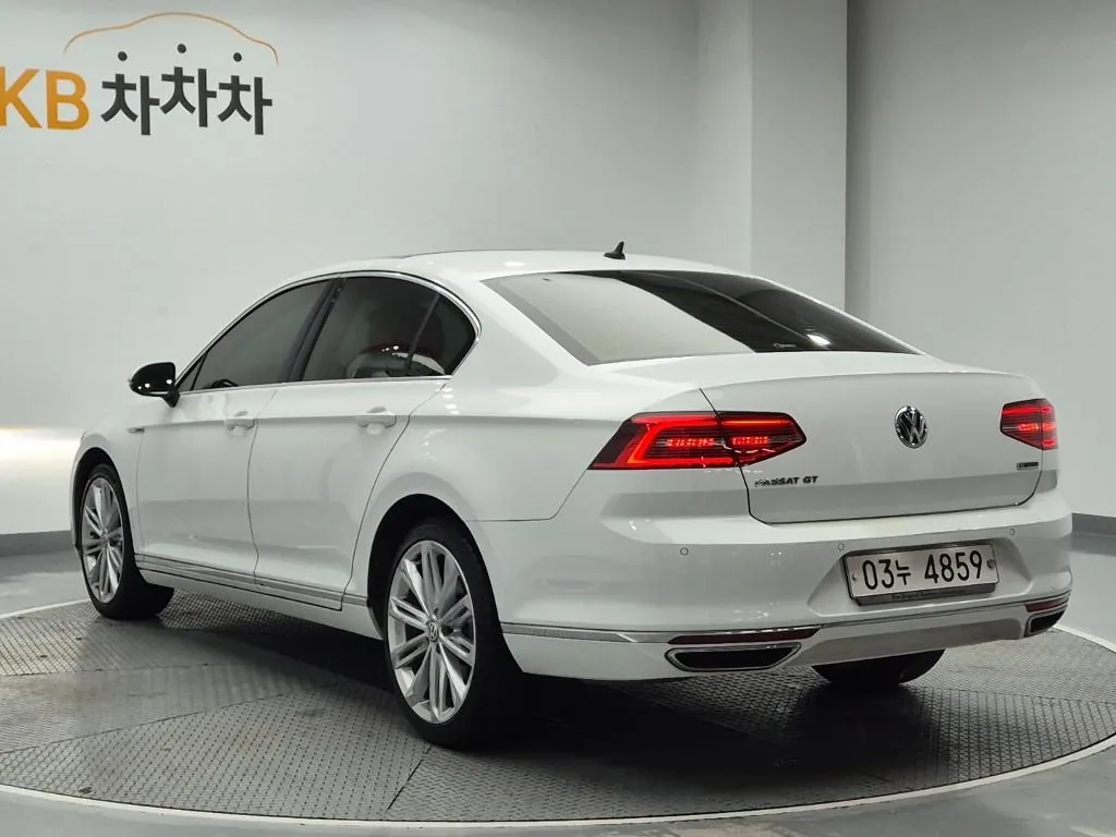 Volkswagen Passat 2018 photo 2