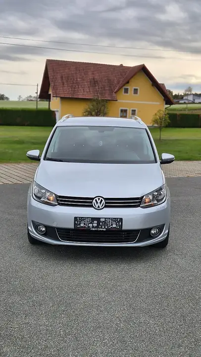 Volkswagen Touran 2011 photo 2