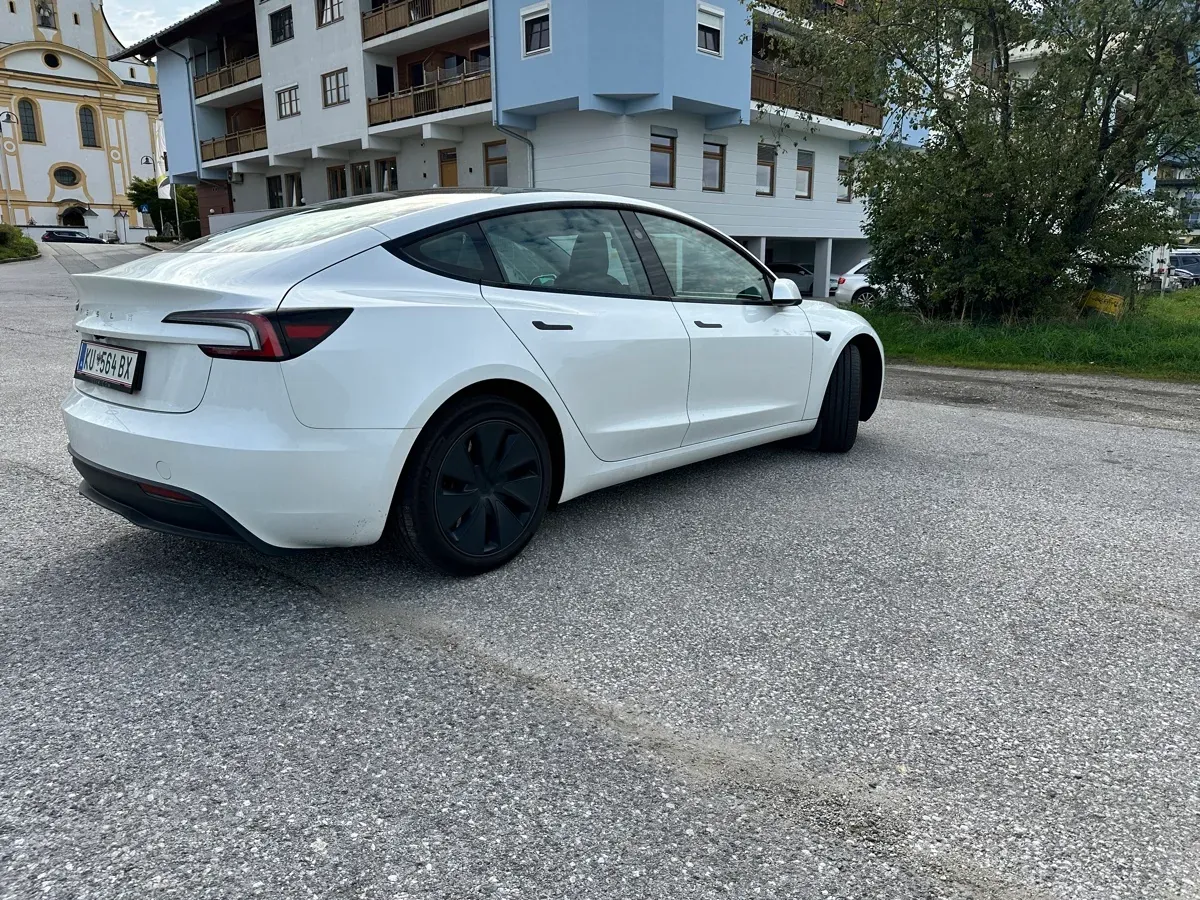 Tesla Model 3 2025 photo 3