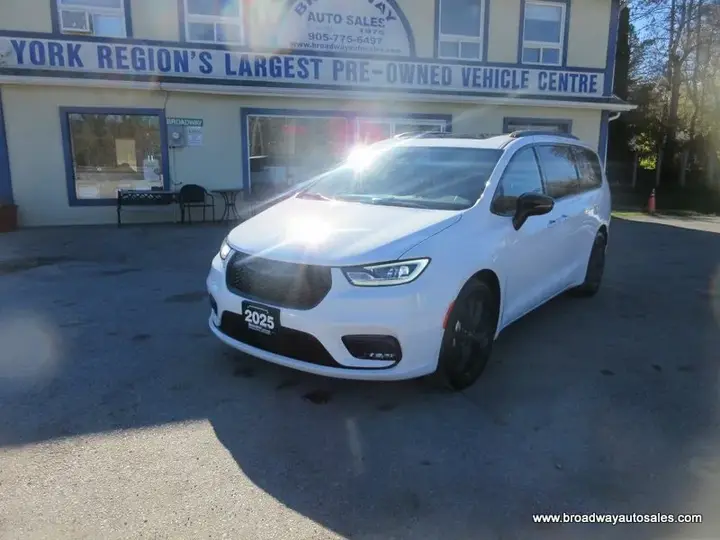 Chrysler Pacifica 2025 photo 3