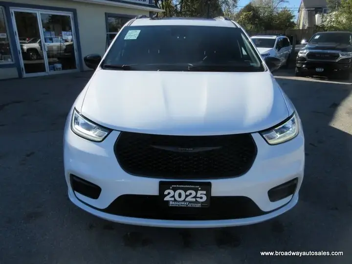 Chrysler Pacifica 2025 photo 5