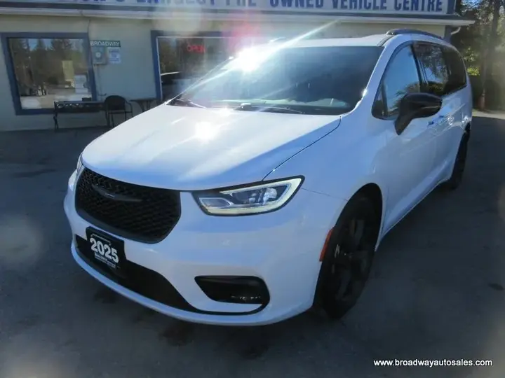 Chrysler Pacifica 2025 photo 2