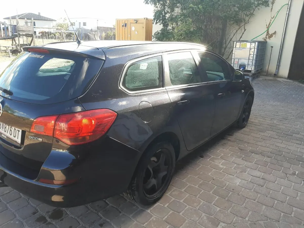 Opel Astra 2011 photo 2