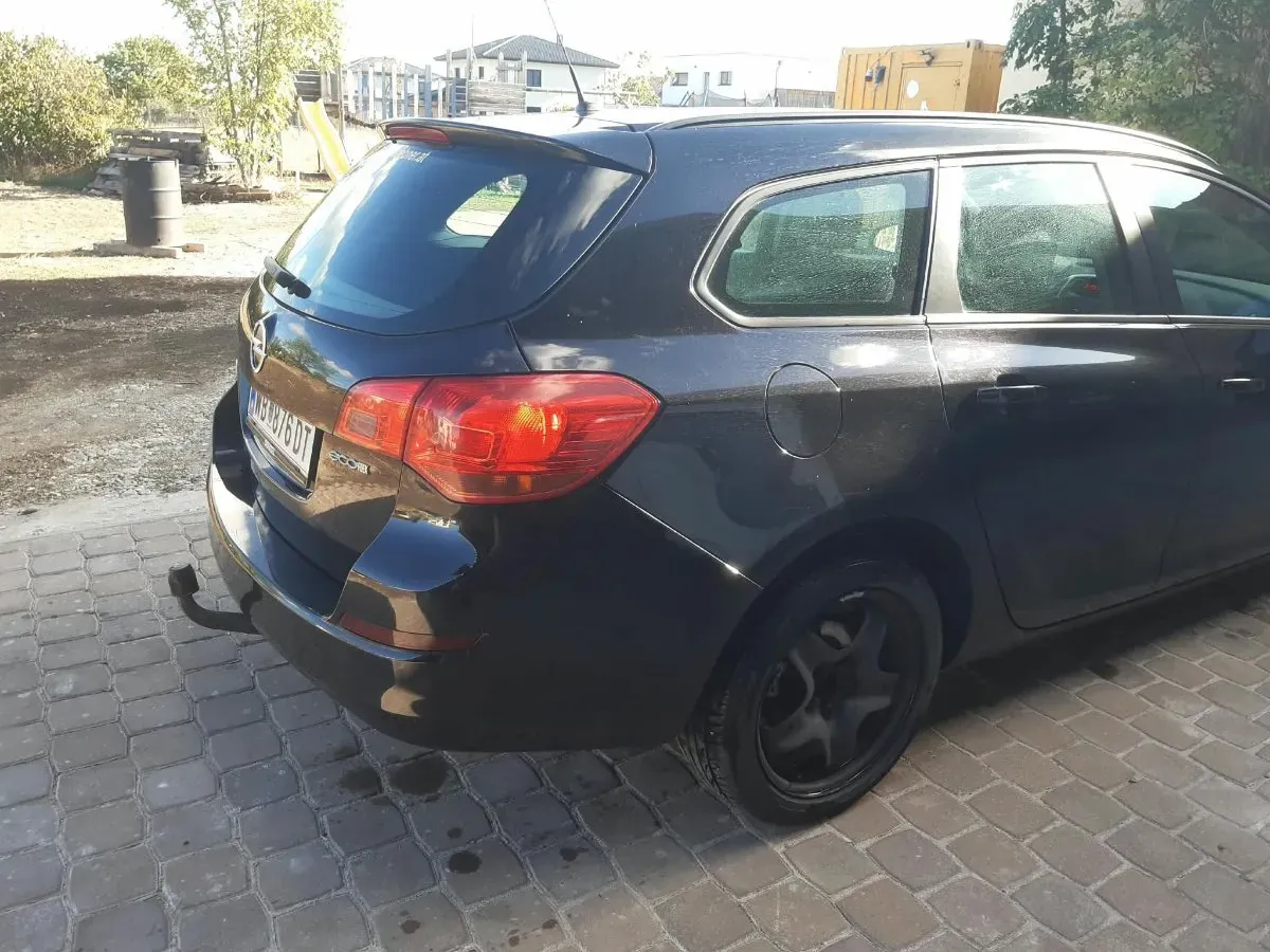 Opel Astra 2011 photo 3