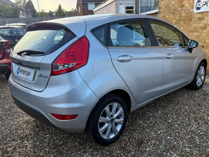 Ford Fiesta 2009 photo 2
