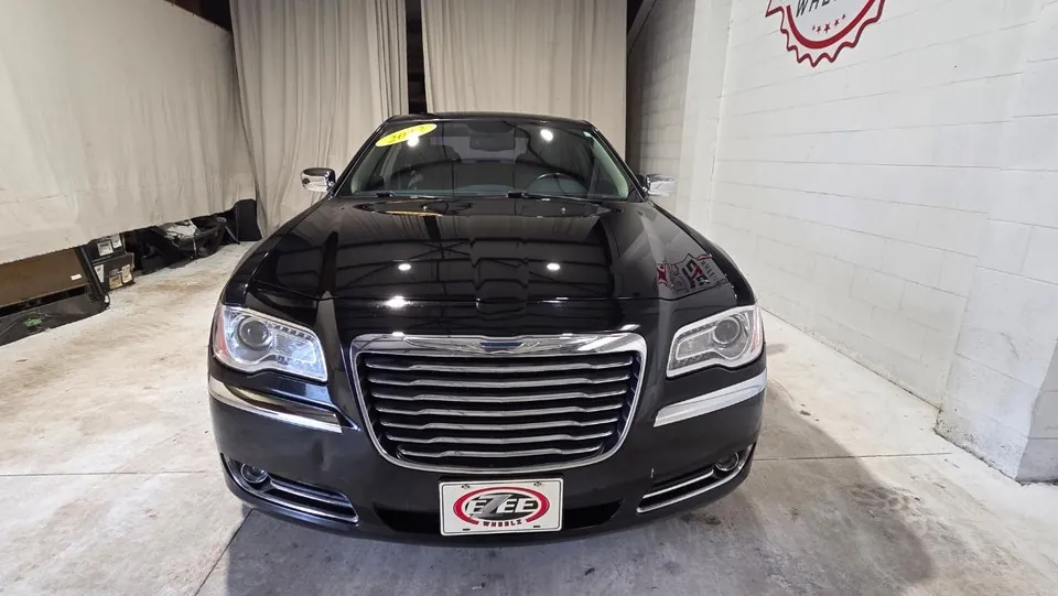 Chrysler 300 2012 photo 2