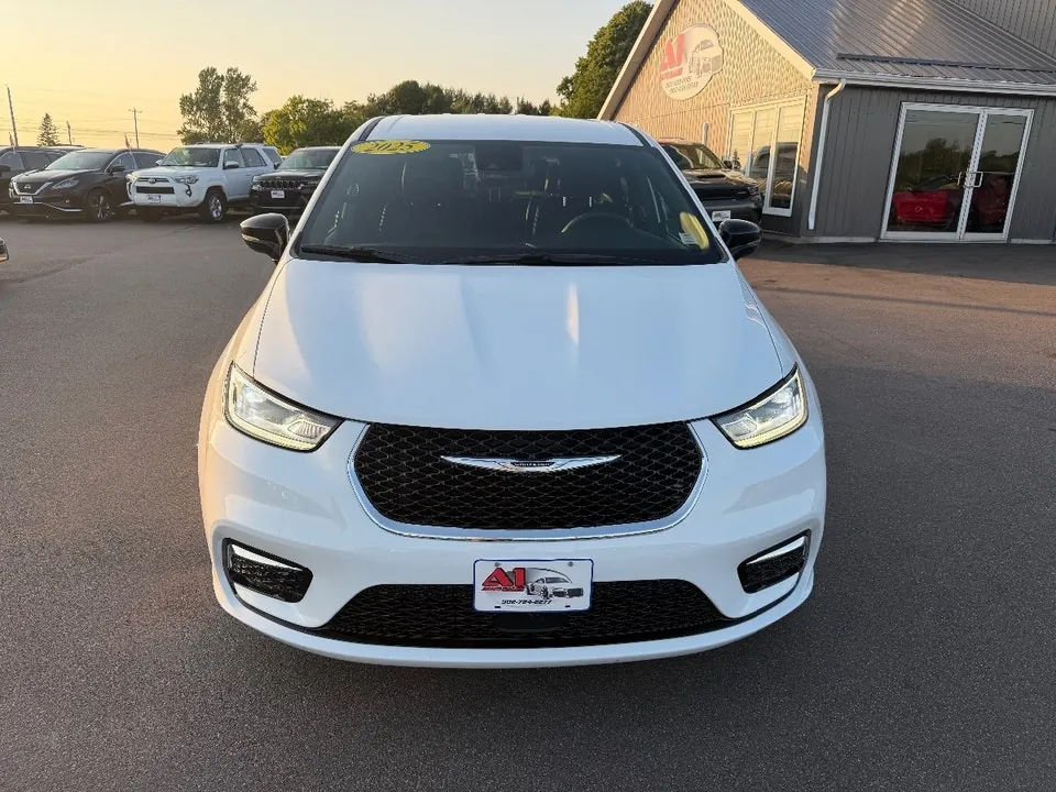 Chrysler Pacifica 2025 photo 2