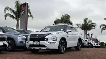 Mitsubishi Outlander 2022 photo 2