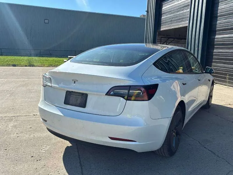 Tesla Model 3 2023 photo 3