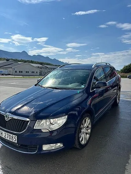 Skoda Superb 2011 photo 2