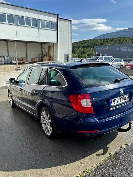 Skoda Superb 2011 photo 3